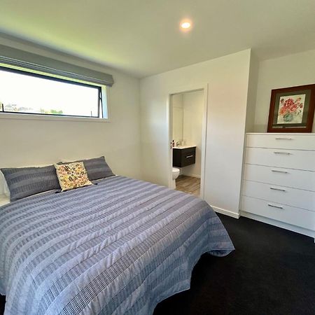 Modern Family Pad In Cromwell Villa Exterior photo